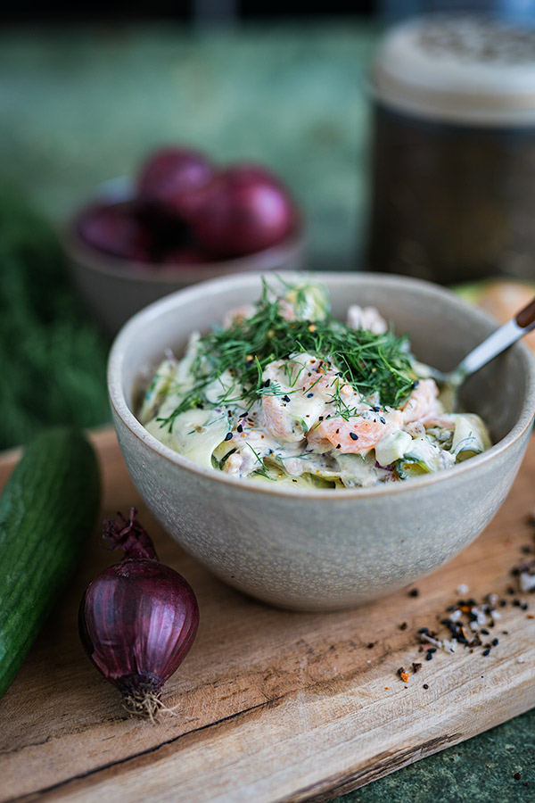 Moderner Gurken Salat mit Lachs